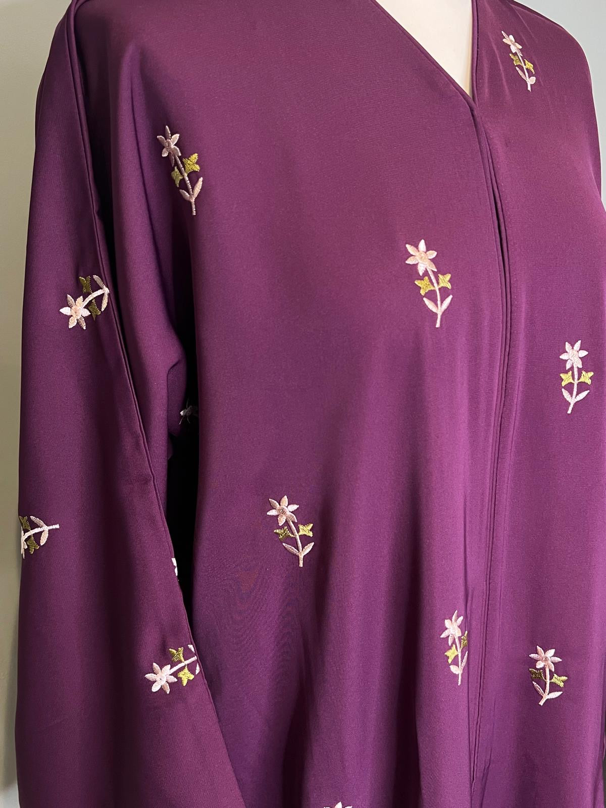 LAYLA FLORAL CLOSED ABAYA GRAPE